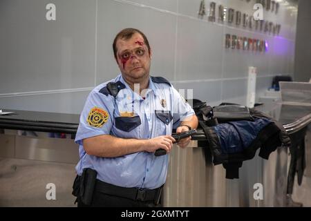 Moscou, Russie.3 octobre 2019 Un homme à l'image du département de police de la ville de Racoon personnage du jeu vidéo Resident Evil participe aux expositions Comic con Russia 2019 et Igromir 2019 sur les jeux informatiques et vidéo au Centre d'exposition international Crocus Expo dans la région de Moscou, en Russie Banque D'Images