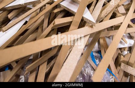 Pièces de bois coupées de carpenter restant tricot à manufacturing company, prêt à recycler et à réutiliser les traiter Banque D'Images