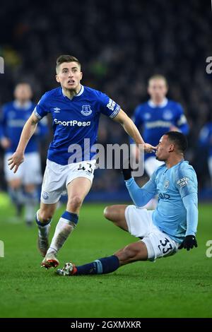 Le Gabriel Jesus de Manchester City est abordé par Jonjoe Kenny d'Everton Banque D'Images