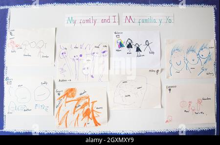 Éducation affiche sur le babillard préscolaire des œuvres d'art pour enfants représentant leurs familles Banque D'Images