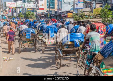 BOGRA, BANGLADESH - 6 NOVEMBRE 2016 : rue pleine de rickshaws dans le centre de Bogra, Bangladesh. Banque D'Images