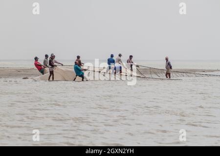 JAMUNA, BANGLADESH - 7 NOVEMBRE 2016 : pêcheurs locaux sur la rivière Jamuna, Bangladesh Banque D'Images