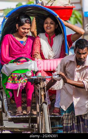 BOGRA, BANGLADESH - 7 NOVEMBRE 2016: Des filles locales dans un pousse-pousse à Bogra, Bangladesh. Banque D'Images