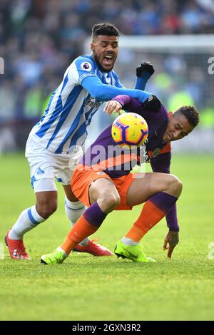 La bataille de Danilo à Manchester City et Elias Kachunga à Huddersfield Town pour le ballon Banque D'Images