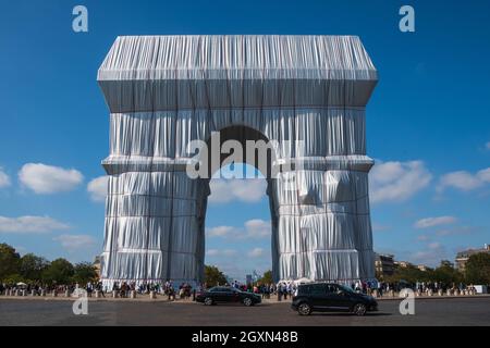 Une vue à temps sur l'arc de triomphe enveloppé par Christo à Paris , 2021 Banque D'Images