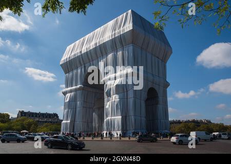 Une vue à temps sur l'arc de triomphe enveloppé par Christo à Paris , 2021 Banque D'Images