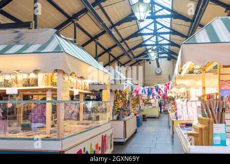 Stands d'artisanat à l'intérieur du marché des bouchers du XIXe siècle, High Street, Wrexham (Wrecsam), Wrexham County Borough, pays de Galles, Royaume-Uni Banque D'Images