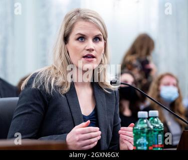 Washington, États-Unis. 05e octobre 2021. Frances Haugen, dénonciateur de Facebook, prend la parole à l'audience du Comité sénatorial du commerce, des sciences et des transports. Crédit : SOPA Images Limited/Alamy Live News Banque D'Images