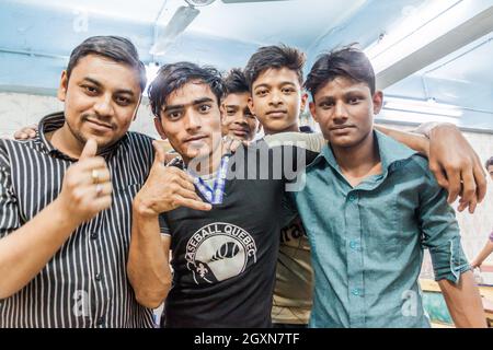 DHAKA, BANGLADESH - 21 NOVEMBRE 2016 : groupe de personnes locales dans la vieille ville de Dhaka, Bangladesh Banque D'Images