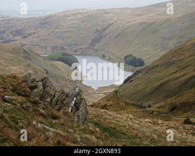 Les paysages des montagnes rocheuses de Nan Bield passent sur le chemin jusqu'au sommet de High Street au-dessus de Haweswater (formé par damming Mardale) à Cumbria, Angleterre, Royaume-Uni Banque D'Images