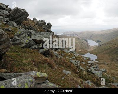 Rocky lakeland paysage de Nan Bield passer High Street en regardant au-dessus de Small Water & Haweswater (formé par damming Mardale) Cumbria, Angleterre, Royaume-Uni Banque D'Images