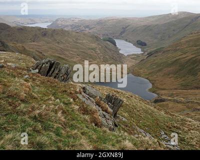 Rocky lakeland paysage de Nan Bield passer High Street en regardant au-dessus de Small Water & Haweswater (formé par damming Mardale) Cumbria, Angleterre, Royaume-Uni Banque D'Images