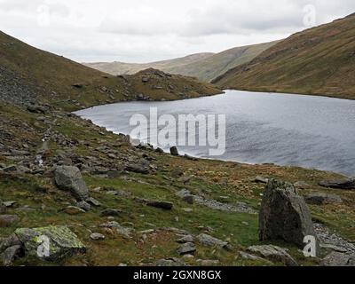 Paysage de rocky lakeland surplombant Small Water au-dessus de Haweswater (formé par damming Mardale) au-dessous du col de Nan Bield, High Street Cumbria, Angleterre, Royaume-Uni Banque D'Images