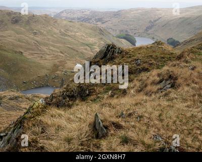 Rocky lakeland paysage de Nan Bield passer High Street en regardant au-dessus de Small Water & Haweswater (formé par damming Mardale) Cumbria, Angleterre, Royaume-Uni Banque D'Images