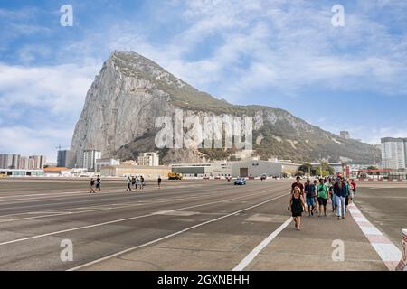 Les gens qui traversent la piste pour traverser Gibraltar et l'Espagne Banque D'Images