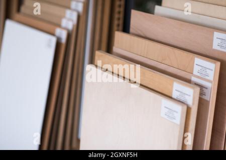 Les échantillons dans la fabrication de meubles en bois Banque D'Images