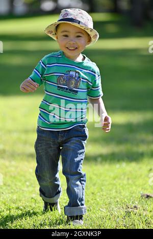 Tout-petit, 2 ans, multiethnique, eurasien, joue dans le parc, Bade-Wurtemberg, Allemagne Banque D'Images