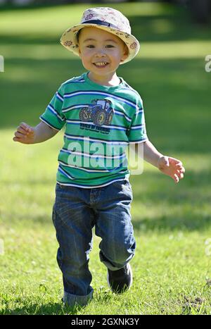 Tout-petit, 2 ans, multiethnique, eurasien, joue dans le parc, Bade-Wurtemberg, Allemagne Banque D'Images