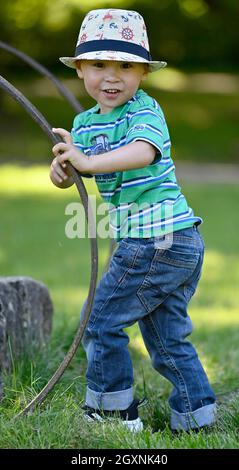 Tout-petit, 2 ans, multiethnique, eurasien, joue dans le parc, Bade-Wurtemberg, Allemagne Banque D'Images