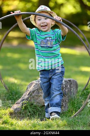 Tout-petit, 2 ans, multiethnique, eurasien, joue dans le parc, Bade-Wurtemberg, Allemagne Banque D'Images