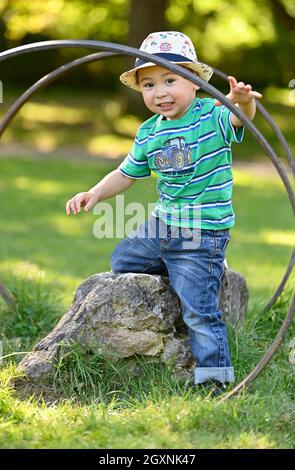 Tout-petit, 2 ans, multiethnique, eurasien, joue dans le parc, Bade-Wurtemberg, Allemagne Banque D'Images