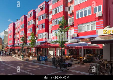 Maisons colorées près du Nouveau Bazar, Tirana, Albanie Banque D'Images