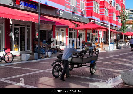 Maisons colorées près du Nouveau Bazar, Tirana, Albanie Banque D'Images