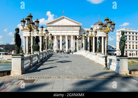 Musée archéologique de Macédoine, de la rivière Vardar et pont de l'Œil, Skopje, Macédoine Banque D'Images