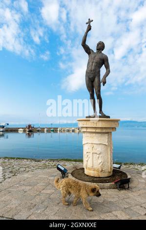 Epiphany Monument, statue en bronze d'un homme tenant une croix dans sa main droite, port d'Ohrid, Macédoine Banque D'Images