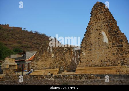 Ruines de la cathédrale, se Catedral, en arrière-plan l'ancien fort, forte Real Sao Filipe, Cidade Velha, Santiago Island, Ilahas de Sotavento, Cap Banque D'Images