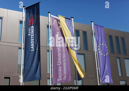 Karl Landsteiner Université privée des sciences de la santé, drapeaux avec logo, Krems, Wachau, Basse-Autriche,Autriche Banque D'Images