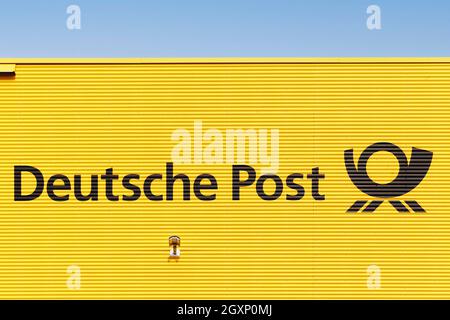 Deutsche Post, logo sur entrepôt, Deutsche Post DHL Group, Ratingen, Rhénanie-du-Nord-Westphalie, Allemagne Banque D'Images