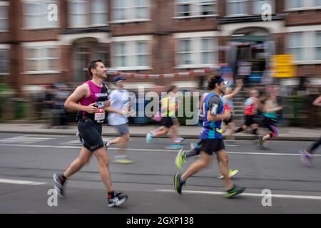 Le London Marathon passe sur la rue Evelyn de Deptford, dans le sud-est de Londres, la marque de 8 miles du parcours de 26.2 miles.Londres, Royaume-Uni. Banque D'Images