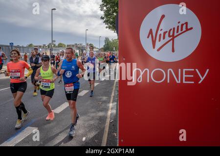 Le London Marathon passe sur la rue Evelyn de Deptford, dans le sud-est de Londres, la marque de 8 miles du parcours de 26.2 miles.Londres, Royaume-Uni. Banque D'Images