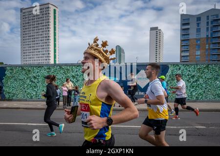 Le London Marathon passe sur la rue Evelyn de Deptford, dans le sud-est de Londres, la marque de 8 miles du parcours de 26.2 miles.Londres, Royaume-Uni. Banque D'Images