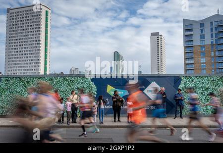 Le London Marathon passe sur la rue Evelyn de Deptford, dans le sud-est de Londres, la marque de 8 miles du parcours de 26.2 miles.Londres, Royaume-Uni. Banque D'Images