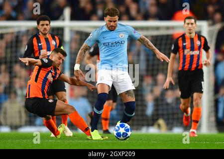 Le Kyle Walker de Manchester City évite un défi de la part des jeunes Moraes de Shakhtar Donetsk Banque D'Images