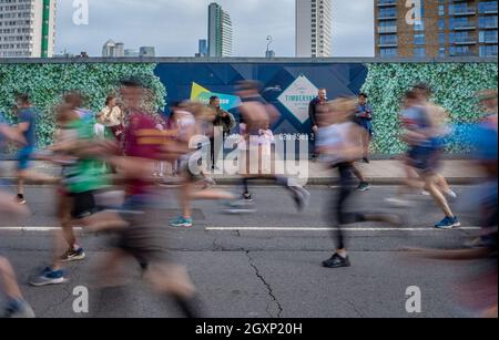 Le London Marathon passe sur la rue Evelyn de Deptford, dans le sud-est de Londres, la marque de 8 miles du parcours de 26.2 miles.Londres, Royaume-Uni. Banque D'Images