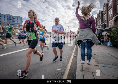 Le London Marathon passe sur la rue Evelyn de Deptford, dans le sud-est de Londres, la marque de 8 miles du parcours de 26.2 miles.Londres, Royaume-Uni. Banque D'Images