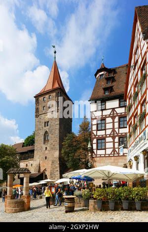 De gauche à droite : fontaine de train, mur de ville avec des gens devant Tiergaertnertor et Tiergaertnerturm, Pilatushaus, néo-gothique, maison à colombages, Zum Banque D'Images