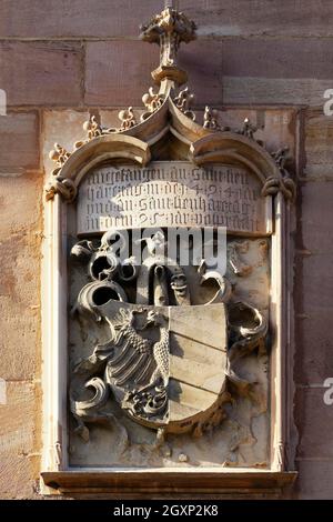 Petites armoiries de la ville de Nuremberg dans un cadre gothique d'Adam Kraft avec inscription commencée le jour de Sant Lienhart dans l'IAR 1494 et sur Sant Banque D'Images