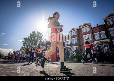 Le London Marathon passe sur la rue Evelyn de Deptford, dans le sud-est de Londres, la marque de 8 miles du parcours de 26.2 miles.Londres, Royaume-Uni. Banque D'Images