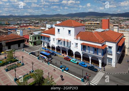 Parque Cespedes, Parc, avec Hôtel de ville, sur la gauche Casa de Velazques, le plus ancien bâtiment en Amérique latine, Santiago de Cuba, province de Santiago de Banque D'Images