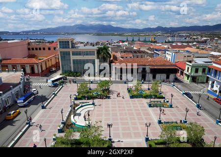 Parque Cespedes, parc, à gauche Casa de Velazques, le plus ancien bâtiment d'Amérique latine, à l'arrière Bahia de Santiago de Cuba, baie, Santiago de Banque D'Images