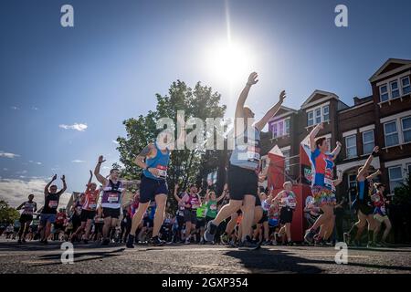 Le London Marathon passe sur la rue Evelyn de Deptford, dans le sud-est de Londres, la marque de 8 miles du parcours de 26.2 miles.Londres, Royaume-Uni. Banque D'Images