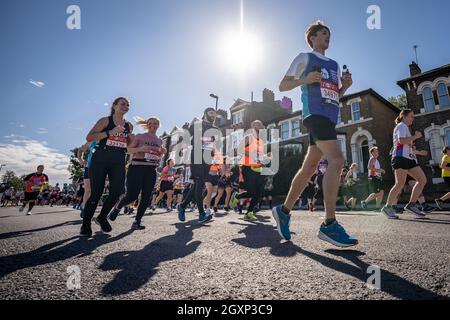 Le London Marathon passe sur la rue Evelyn de Deptford, dans le sud-est de Londres, la marque de 8 miles du parcours de 26.2 miles.Londres, Royaume-Uni. Banque D'Images