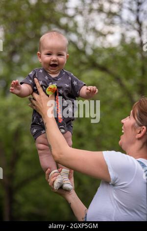 Femme avec bébé s'amuser dans la nature Banque D'Images