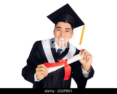 Jeune homme excité en robe de graduation noire et chapeau montrant diplôme Banque D'Images