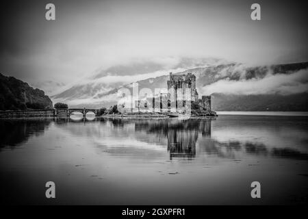 Le magnifique château Eilean Donan, est probablement plus de biscuit boîtes que n'importe quel autre point de repère en Écosse. Banque D'Images