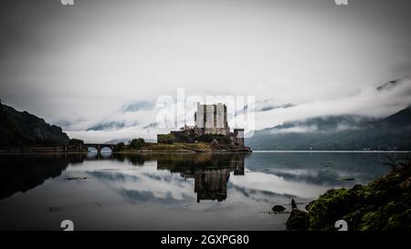 Le magnifique château Eilean Donan, est probablement plus de biscuit boîtes que n'importe quel autre point de repère en Écosse. Banque D'Images